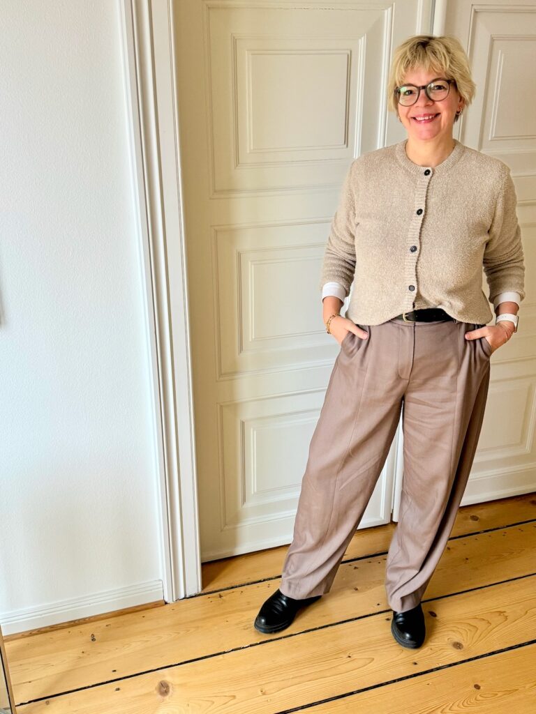 Outfitinspirationen 8/26-kalt-wechselhaft-cozy-lifewithaglow-weite Hose in Raupe-Boucléstrickjacke in beige