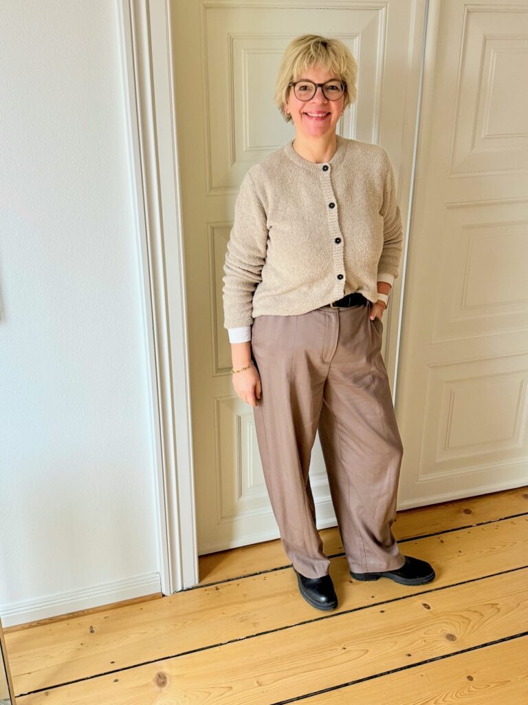 Outfitinspirationen 8/26-kalt-wechselhaft-cozy-lifewithaglow-weite Hose in Raupe-Boucléstrickjacke in Beige- Outfitinspirationen 8/26-kalt-wechselhaft-cozy-lifewithaglow-weite Hose in taupe-Boucléstrickjacke in Beige-