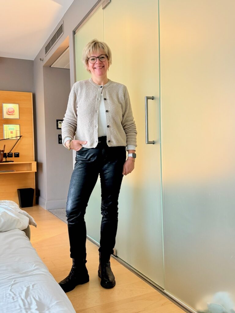 Outfitinspirationen 8/26-kalt-wechselhaft-cozy-lifewithaglow-Hose coated schwarz-Boucléstrickjacke in Beige- Outfitinspirationen 8/26-kalt-wechselhaft-cozy-lifewithaglow-Hose coated schwarz-Boucléstrickjacke in Beige-