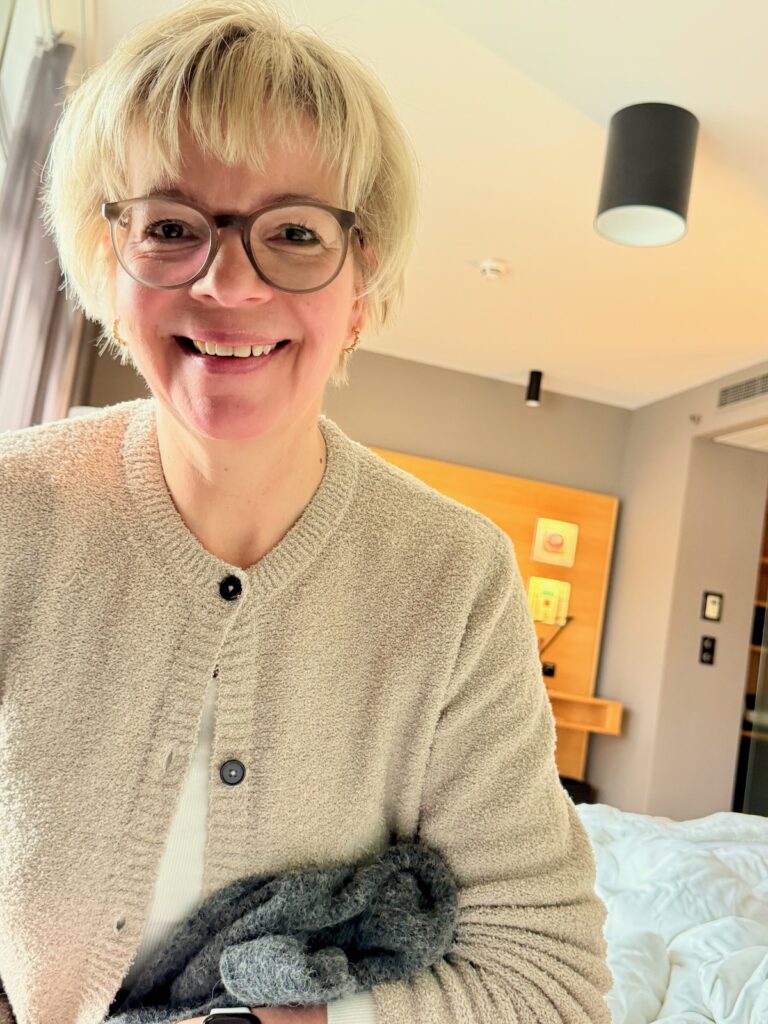 Outfitinspirationen 8/26-kalt-wechselhaft-cozy-lifewithaglow-Hose coated schwarz-Boucléstrickjacke in Beige- Outfitinspirationen 8/26-kalt-wechselhaft-cozy-lifewithaglow-Hose coated schwarz-Boucléstrickjacke in Beige-