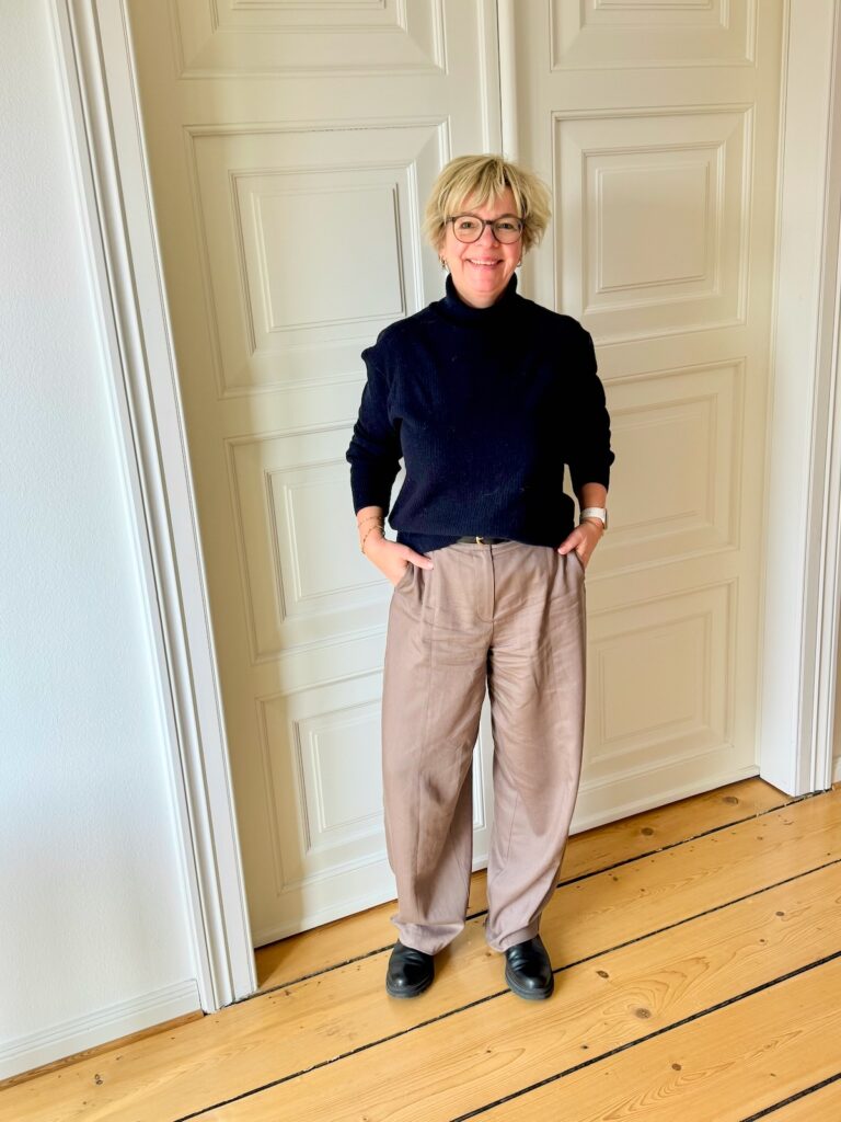 Outfitinspirationen 8/26-kalt-wechselhaft-cozy-lifewithaglow-weite Hose in taupe- dunkelblauer Rolli-Stiefelette chunky Sohle Outfitinspirationen 8/26-kalt-wechselhaft-cozy-lifewithaglow-weite Hose in taupe- dunkelblauer Rolli-Stiefelette chunky Sohle