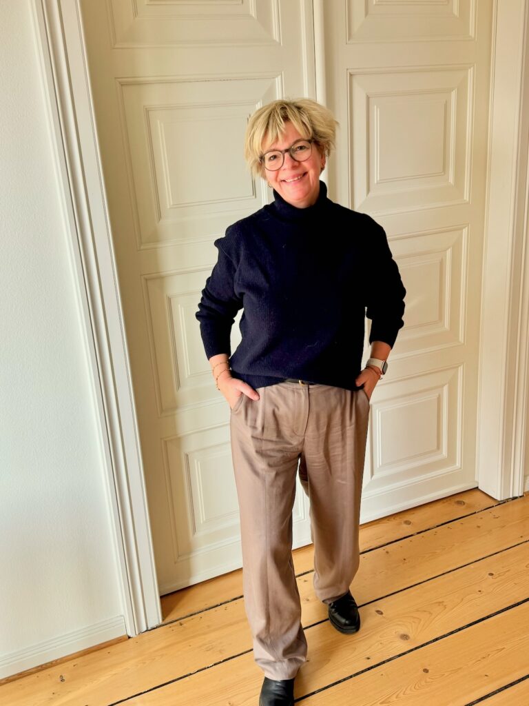 Outfitinspirationen 8/26-kalt-wechselhaft-cozy-lifewithaglow-weite Hose in taupe- dunkelblauer Rolli-Stiefelette chunky Sohle Outfitinspirationen 8/26-kalt-wechselhaft-cozy-lifewithaglow-weite Hose in taupe- dunkelblauer Rolli-Stiefelette chunky Sohle